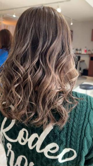 ナチュラルハイライトお任せください
白髪ぼかしハイライト
白髪の位置、量、ライフスタイルに合わせたオーダーメイドの筋感と仕上がりその当日でもわかる筋感(しっかりめ、抑えめも選べます)
仕上がり、色落ちまでを見据えたカウンセリング当日はその日の仕上がりの色、デザインの入れ方、白髪の位置、悩まれているところ、時間、料金など不安がないようにカウンセリングさせて頂きます
ブリーチベース作り、薬剤のコントロール、技術力全てが仕上がりに関わってきますと
デザインも楽しめて、白髪が伸びてきても気にならない、若くみられるなどなど、さまざまなメリットがあるブリーチデザインを提案させて頂いております