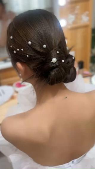 前撮りのお支度
タイトシニヨンが最近は大人気ですね
兵庫県から伊良湖の方で撮影みたいです！
遠いところから探してきていただきありがとうございました 