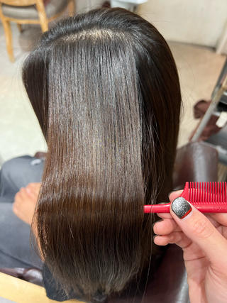 忙しい朝、髪がまとまらなくてアイロンに時間をかけていませんか？
僕の施術する酸性ストレートなら、乾かすだけで自然にまとまる艶髪に仕上がります

髪と同じ弱酸性の薬剤を使うことで、ダメージを最小限に抑えながら
クセやうねりをしっかり整え、柔らかくツヤのある質感に
真っすぐすぎないナチュラルな仕上がりだから、ストレートでも動きがあり、扱いやすさ抜群です

「朝のセットをラクにしたい」
「自然なツヤ髪が欲しい」
そんな方にぴったりのメニューです

毎朝のスタイリング時間を短縮して
1日中サラツヤな髪を楽しみましょう
 