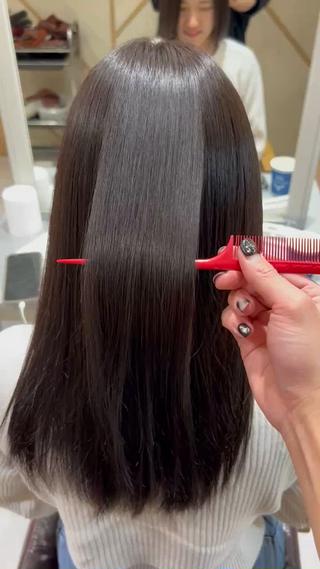 【★酸性ストレートはこんな人にオススメ★】
・出来るだけダメージを少なくしてストレートにしたい人
・髪の毛の表面がふわふわとまとまらない人
・ブリーチ毛、ダメージ毛の方
・地毛のような自然なストレートにしたい方

 その他わからないことがあればなんでもお聞きください！
️髪質が改善するかなり魅力のある施術です️ 