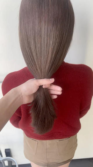 複雑な履歴が無ければ1度のベース作りで透明感のある色が綺麗に入ります！

今後数回かけて明るくしていく計画で、今回は赤みを削りながら、透明感のあるベージュにしました
#ブリーチなし#ブリーチなし#透明感カラー＃透明感#べージュカラー#ブラウンベージュ#マロンブラウン #ミルクティーベージュ 