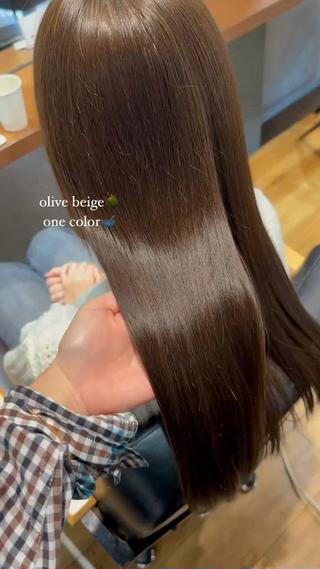ワンカラーでできる透明感オリーブベージュです