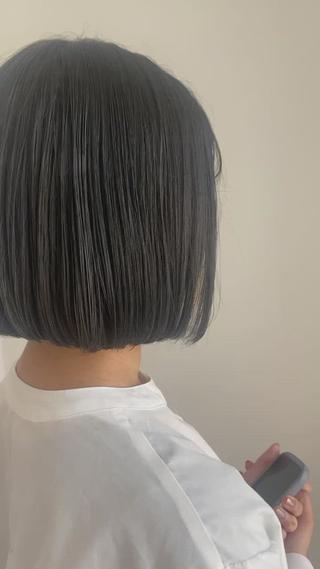 ボブカット顎ラインに沿って小顔効果UP
カラーはグレージュカラーで透明感艶感UP
暗くしたい方でもオススメ