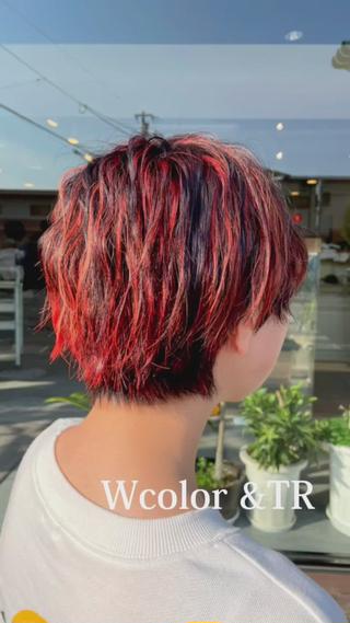 ハイライトを入れて、赤メッシュにしました！
高校卒業生で、初カラー
とても似合っていて可愛かったです 