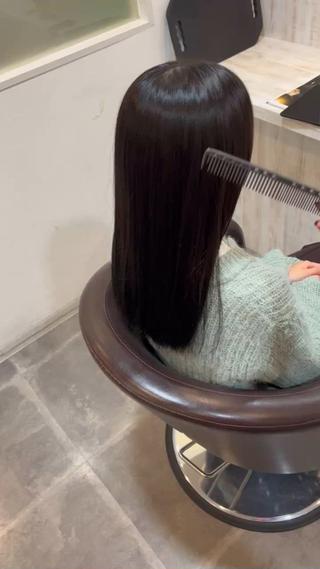 ＋＋で作るフェイクブラック
黒染めを使わないので次明るくしたい時もしやすくなります！
色落ちも青が入っているため抜けやすい方も長持ち間違いなし！
黒髪なのに透明感︎︎
通夜を目立たしたい方、就活や実習前に髪の毛暗くしないといけない方にすごくおすすめのカラーです 