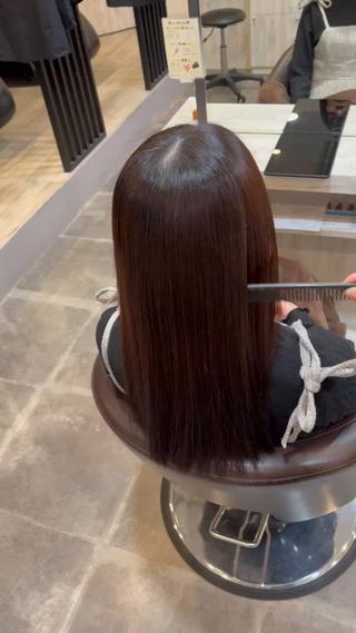 水分たっぷり、ぷる艶になる縮毛矯正
『ホリスティックストレート』
梅雨時期の半年後になる今の時期とても人気です
今月も残りわずかのご予約枠となっております。 