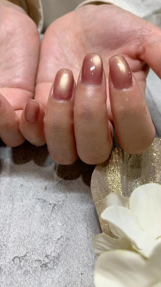 シャンパンゴールドの光が優しく上品に奥行き感たっぷり⟡.*大人気のmilk magnetシリーズ⟡.·*.

No.139、二度塗り⟡.*

一度塗りは、透明感ましまし⟡.*私は個人的に透明感ましましが好きです♬.*ﾟ

どちらかお好みで
是非お試しください( ᴗˬᴗ) 