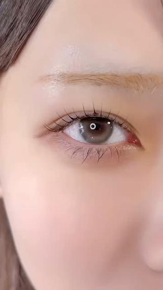 ストレート+目尻流しデザイン
目尻を流して甘めeye愛され束感まつげに