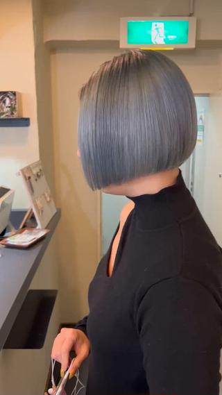 2回以上ブリーチ必須
2回ブリーチをし、アジア人特有のブラウンを綺麗に抜いています。色落ちが綺麗な透明感のあるブロンドになるようにカラーに青紫を入れています

こだわりのケアブリーチで色落ちまで透明感あるカラー
ブリーチや、ホームケアの方法、スタイリングの仕方など、様々なことをご来店頂いた方にお伝えさせていただきます！ 