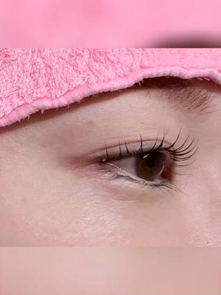 まつ毛パーマはとても面白い技術ですが、
一見シンプルに見えて、深く追求すると
ただ上げる，カールさせるだけの施術ではありません。

形状は100種類以上あり、
どの目の形に、どのデザインが合うのか。
眼球の高さ、左右差への対応、
一重・二重（幅の違い）、大小眼、
左右で異なる毛質をどう調整するか。

さらに、1剤・2剤の軟化の見極め、
使用する薬剤や商材の選定など……
考えることは本当にたくさんあります。

簡単ではないからこそ、奥が深く、
挑戦しがいのある技術だと感じています。 