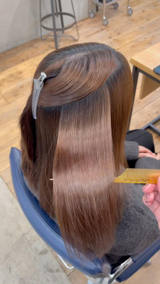 セミロング 伊藤ゆかり/髪質改善 /透明感カラーのヘアスタイル