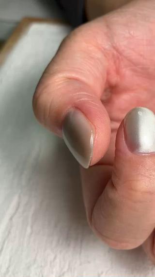 マグネットで通常の光らせ方に片手1本ずつハート型に光を集めています 