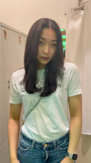 Gloss blue black  Layer cut

お顔周りに動きをつけて今夏のトレンドレイヤーカットで海外風に 