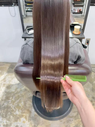 柔らかい質感の地毛風ストレート
うねりや広がり気になる方是非お待ちしております️