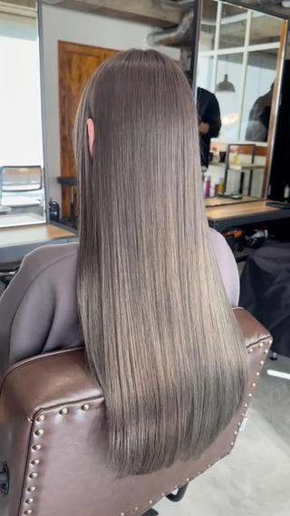 .
.銀座の大人女性に向けた透明感ある
.重たくなりすぎないカラー得意です
.パーソナルカラーに基づいたお客様一人ひとりに合わせたカラーレシピで今まででいちばんの仕上がりに致します。
.
.韓国風スタイル
.顔まわりレイヤー、動きを出すローレイヤー︎
.骨格や顔の形に合わせてカット致します。
.
.毛量調整や髪色の提案ならお任せください
.
.
.ブリーチ毛、縮毛矯正やパーマなどで
.他の美容室ではどうにもならなかった髪を
.必ず生き返らせます