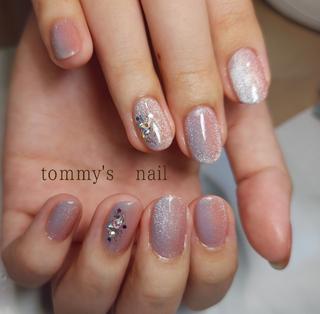 ワンカラー　¥8800
アート　　￥220/1本×10

合計　¥11000


ネイリーよりご予約下さいました️
はじめましてのお客様。
今回が初ジェルネイルのため、
工程一つ一つに驚いて下さいました
形を整えて、『すごい！』と違いを体験いただき、
ベースジェルを塗ると
『ツヤツヤしてキレイ！』と驚いて下さいました。

デザインについては、
推しのSEVENTEENというグループカラーである青み系、
ピンク系を身に付けたい、、だけど、
青みは自分には似合わないし、抵抗ある。と
悩まれておりました。

お客様は肌が白く、青みも似合われるなあと
思ったので、お客様が違和感なくつけていられるように、
色々と提案させていただきました。
カラーは仮塗りも行い、カラーの調合もして
お客様のご希望を最大限叶えられるように
細かく相談し完成させました
喜ぶ姿を見て、『そこまで喜んでいただけると私も嬉しいです！』と
お伝えすると、『私もすっごく嬉しいです！』と言われて、
改めてこの仕事のやりがいを確認させられたように思えます。

出会いに感謝です,ファンミ楽しんで下さいね



 
福岡市早良区飯倉(駐車場完備)に
tommy's nail はございます
1日2名様限定サロンとなりますので、
ゆっくりとした時間をお過ごしいただけます。

【丁寧なケアに自信あり】
【爪をパックするベースジェルを使用】
【フォルムにこだわり有り◎】





#福岡市ネイル 
#早良区ネイル
#飯倉 
#爪をパックするジェル
#定額プラン 
 #自宅ネイルサロン 
#人気 
#完全予約制 
#プライベートサロン
#ジェルネイル 
#フットネイル 
#フットジェル
 #ワンカラー 
#駐車場あり
 #ミラーネイル 
#paypay決済利用可能
 #ルミナジェル  
#ルミナジェル導入サロン
#maogel 