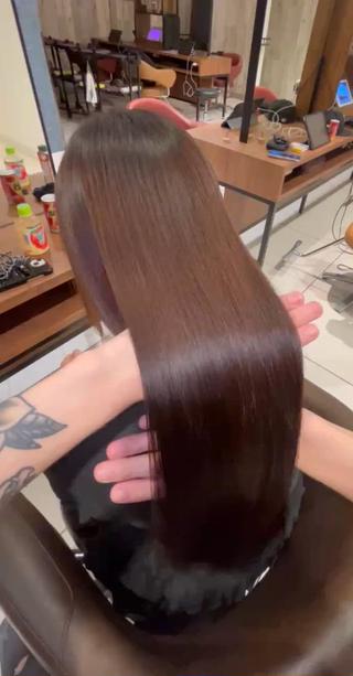 髪質改善ストレート
朝のアイロンの時間を無くしてもう少し長く寝れます！
ドライヤーの時間を短く！
広がる髪を抑えられます！ 