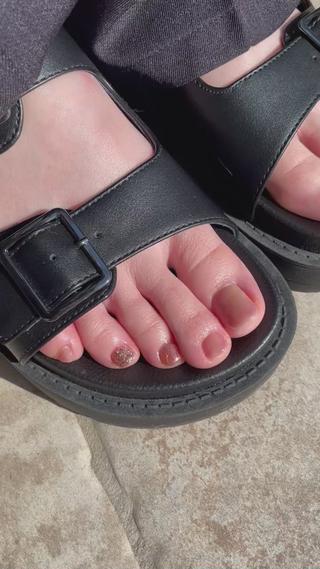 .
vs

Which do you prefer？

peach or grape？？

フットネイルのシーズン
はじまります
ここ最近フットのお客様
多く来て頂けております
フルーツのデザインが
可愛いすぎる♡

ケバケバも入れて
質感をぶどうぽく…
はぁ可愛い

普段バンドネイルが
出来ない方は
ぜひぜひフットネイル
楽しんでみてください♡


.

Instagram でも
お写真UPしてます

account→prunelle0120
ストーリーでは毎日のネイルデザイン
投稿しております♡
ハイライトからご確認ください
フォローお願い致します♡


#prunelle_nail
#春ネイル 

︎当店では地爪育成を大切に考え
　削らないフィルインでの
　オフになります♡

︎全てのお客様にお爪に優しい
　パラジェルをベースに
　施術にしております♡
　
︎お客様のお一人お一人のお爪を大切に　
　ネイルを楽しんで頂きたいです
　

#お呼ばれネイル #大人女子ネイル #淡色ネイル #momoジェル #山梨ネイル #韓国ネイル#パラジェル #フィルイン #フィルイン一層残し #山梨ジェルネイル #山梨ネイルサロン #山梨ママ #甲斐市ネイルサロン #山梨プライベートサロン#甲斐市ネイル #甲斐市 #甲斐市サロン #ニュアンスネイル #プライベートすぎるサロン #山梨自宅サロン#山梨カフェ#山梨ブライダルネイル#ブライダルネイル #フットネイル #フットネイルデザイン#マグネットネイル 