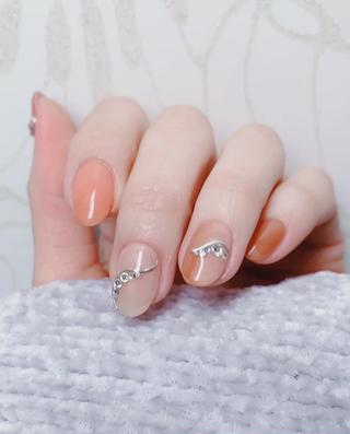 大人の手肌にうれしい、血色アップカラー☆
少し春らしいコーラルピンク×オレンジブラウンの組み合わせです 