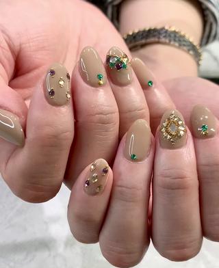 パーティシーンにぴったり
アンティークビジューネイル 