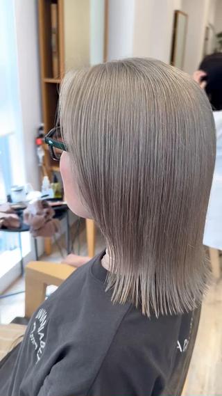 切りっぱなしボブ×ブリーチカラー×ハイトーンカラー×ホワイトミルクティー 