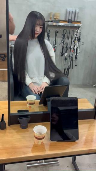 髪質改善カラーでカラー剤の中に特殊な薬剤も混ぜることで髪の毛の内部に栄養成分が入り込みサラサラで艶のある紙に仕上がります 