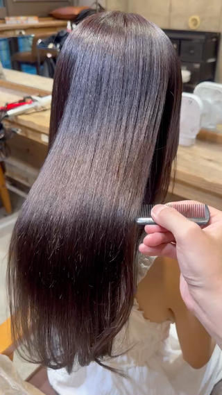 流行りの髪質改善トリートメントがとっても人気です！
高濃度の水素を髪の内側から発生させて、感動の潤いを実現します

イヤリングカラーなどのデザインカラー
ホワイトブリーチや、優れたハイライトなどヘアカラーデザインも是非お任せください
ヘッドスパでReluxできるメニューも充実させております

今の髪型に飽きてしまった方、イメチェンしたいけどイメージが浮かばない方、今までチャレンジしてこなかったカラーをしてみたい、など是非ご相談ください！！ 
丁寧なカウンセリングを心がけ、お客様に100%寄り添う接客を心がけております 