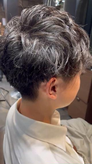 刈り上げレイヤーマッシュスタイル！

刈り上げ部分に細かくグラデーションを入れる事で伸びてきてもボテっとしない刈り上げに！
 