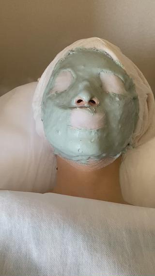 スチーマーを使用しながら生パックの美容成分を肌奥まで届けます。
温かくてとっても気持ち良さそうです〜 