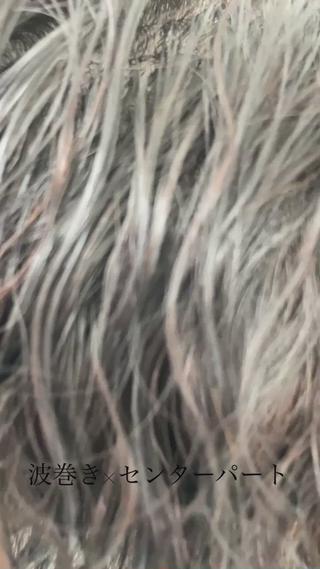 センターパートに波巻きパーマでお洒落に 