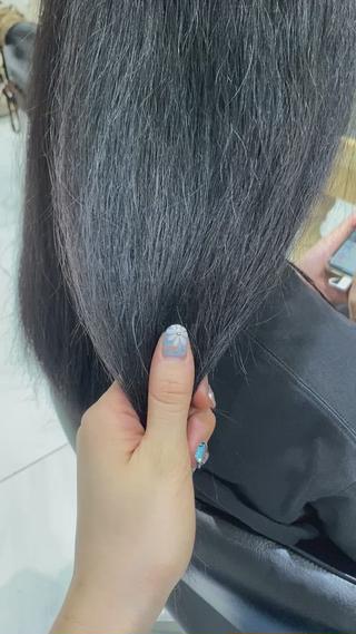 赤みを抑えた艶暗髪ワンカラーで出来ます
ブリーチありだと透明感がさらに出ます