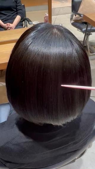 パーマ毛の髪にリボントリートメント！
輝きヘアに！ 