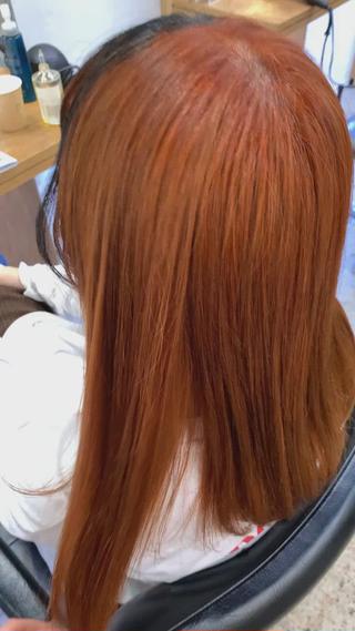 ◯アフター◯

☆カット☆毛先と前髪整えて、前回作った後毛(おくれげ)
そのままで馴染むように。

☆カラー☆前髪逆インナーで、前髪、後毛のトップをブラック、他オレンジに。
オレンジ似合わないとのことだったのですが、挑戦したいということで似合うオレンジで。

☆トリートメント☆
kウォーターで髪質改善。いつものトリートメントにプラスするだけで圧倒的な輝く艶髪に。
ブリーチしすぎで、お人形みたいな髪だと言われた
らしいですが、復活しました！

☆補足☆
前回アイスブルーで淡めのブルーでした。
来店された際、毛先はまだ薄いグリーンアッシュで
だいぶ色味ない状態で来店されました。
 