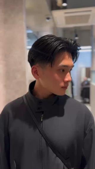 刈り上げのグラデーションがしっかり入ったツーブロックスタイル。
もみあげ部分は短く上にいくにつれて長くなることで直毛で毛の浮きやすい方でも収まりの良いセンターパートに。
 