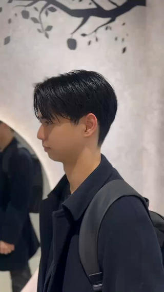 ツーブロックのナチュラルセンターパート。
刈り上げもナチュラルに馴染みよく仕上げた大人ヘア 