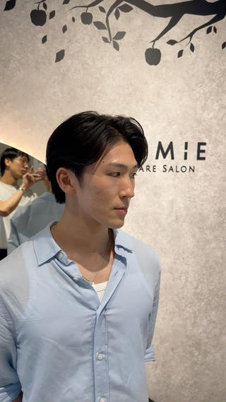 脱刈り上げのツーブロックスタイルです。
よりナチュラルに仕上げたい方にオススメ。
韓国風にしたい方や直毛で髪の浮きやすい方にもオススメです。 