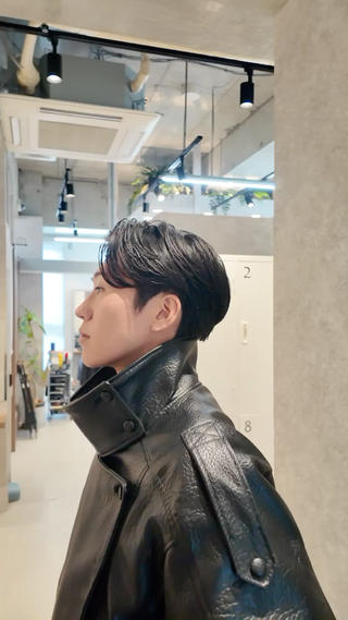 少し長めのセンターパートを大人男性らしく
色気たっぷりに仕上げました。
サイドにはダウンパーマの施術をすることでより
清潔感のあるスタイルとして楽しめます。 