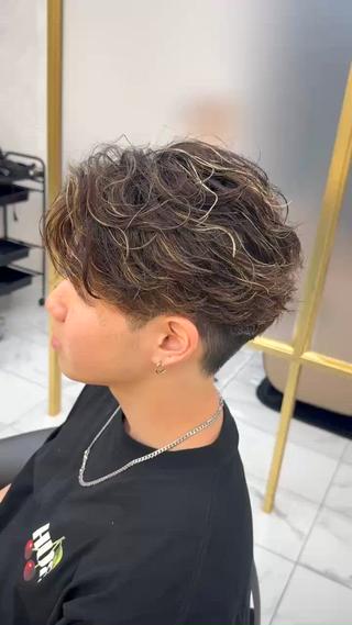 刈り上げハイライトフェザーパーマ!
lucey /渋谷/川越 /美容師 /アシスタント /メンズサロン メンズカット /メンズパーマ/メンズカラー/フェザーパーマ/シャドウパーマ/ニュアンスパーマ/ラルフカール /ラルフサーフ /ショートラルフ /センターパート