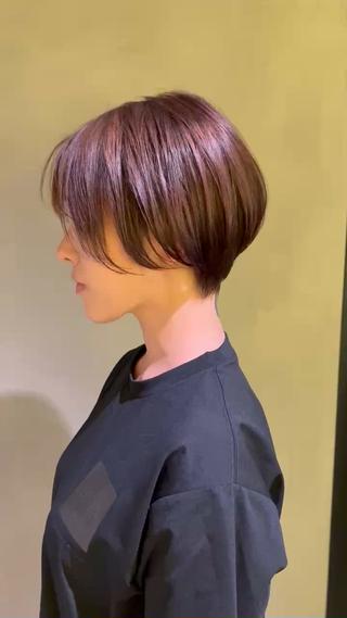 顔まわりをすっきり見せつつ、丸みのあるシルエットで女性らしさをプラス。乾かすだけでまとまるオトナショートです。 