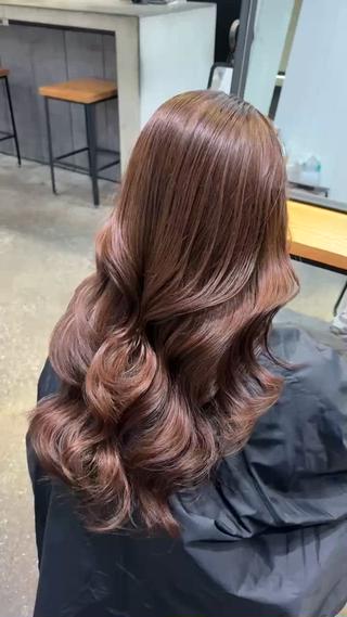 ロング ALBUM SHINJUKU所属・フカミ マナカのヘアスタイル