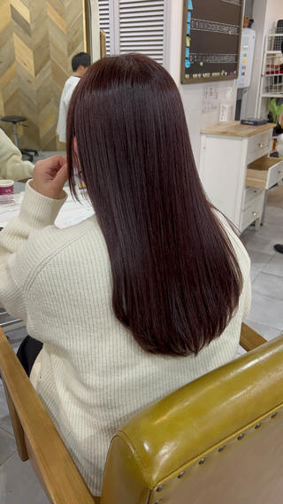 派手すぎない暖色ブラウンで、
大人かわいい艶々ヘアに