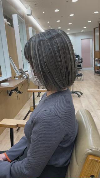 ベースカラーと差をつけて
ハイライトのしっかり分かるスタイルに仕上げました！

ベースカラーはオレンジ味を消して
グレージュ系に染めています！ 