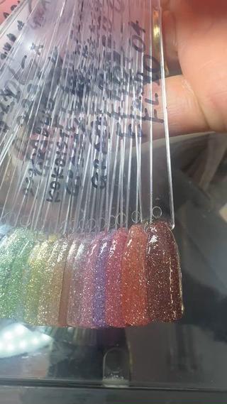 新色フラッシュネイルカラーがついに登場
冬はキラキラ指元ぎらつかせが可愛い