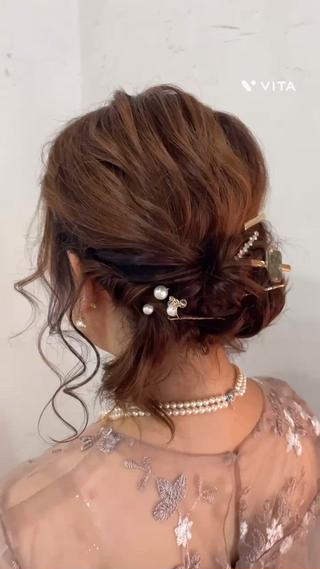 顔周りの後れ毛を多めにすることで顔の形、大きさもカバーできますので、お客様に合わせて調整させていただきます 