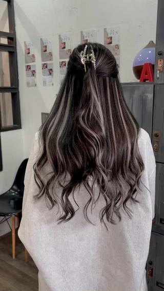 【コントラストハイライト風エクステ】

40枚～80枚～の中に色を混ぜてハイライトをデザインしていきます

ワンランク上のエクステデザイン

イメチェンや気分転換などにオススメです！！ 