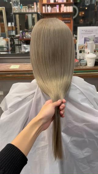 【髪質改善トリートメント】
所要時間約1時間

目安:1ヶ月に1度

資生堂 サブリミックトリートメント
仕上がりの手触りやツヤ感 お選びいただけます！

#トリートメント#髪質改善#サブリミック#ブリーチ#ストレート 