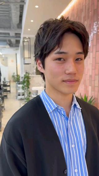 アップバングにほんのりブラウンの爽やかスタイル