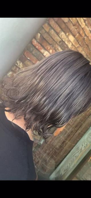 ダブルカラーアッシュの色味を濃く入れ、日が当たれば、透き通るアッシュへスタイリングは並ウェーブにヘアオイルを仕上げにつけました