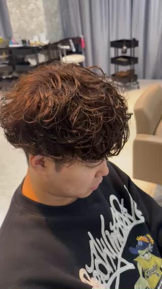 プードルパーマ

カールのしっかり出る柔らかい質感にかわいいとかっこいいを組み合わせた大人気スタイルです！！ 