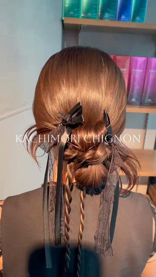 《有楽町駅徒歩5分／銀座駅徒歩10分》
駅近で通いやすい好立地

デザイン担当者:TANAKA
TikTok : @charm_tanaka 

結婚式・卒業式・イベント前のヘアセットは
**Charm.by KENJE**へ

韓国っぽニュアンス、
タイトアレンジ・編みおろし・y2kまで
“今っぽ可愛い”を計算してデザインします


骨格・雰囲気・衣装に合わせて
一番盛れるバランスをご提案◎

――――――――――
【定休日】火曜日

【指名について】
※田中のみ指名可能
指名料＋1100円

【ご予約時コメント例】
「この写真のイメージで、
田中さん指名を希望します。」 